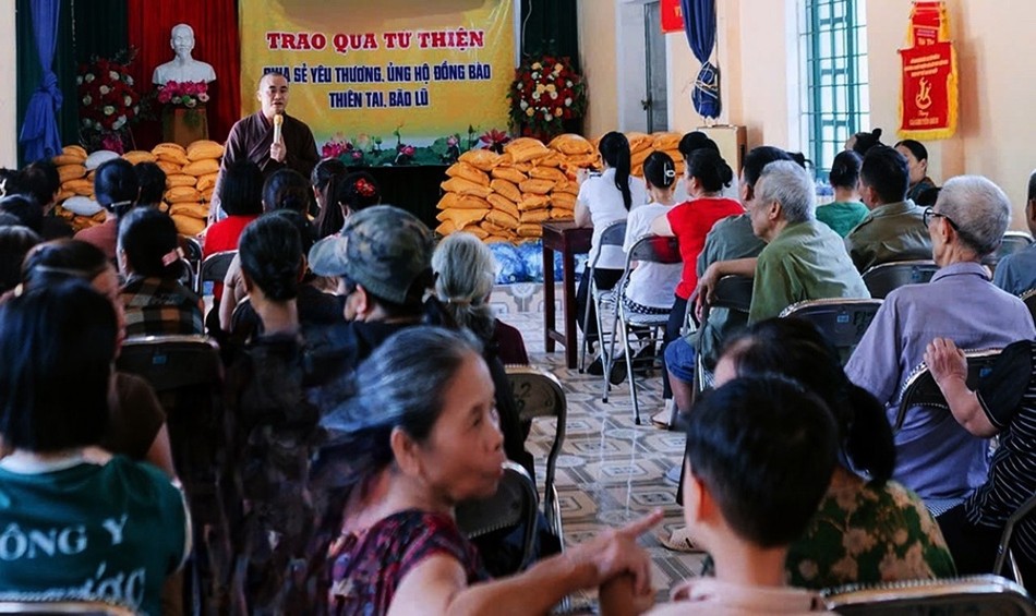 Đại đức Thích Chân Định động viên bà con vượt qua khó khăn Đại đức Thích Chân Định động viên bà con vượt qua khó khăn