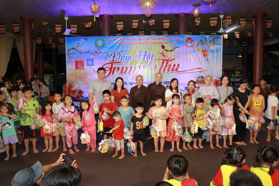 Trao quà trung thu cho các em thiếu nhi