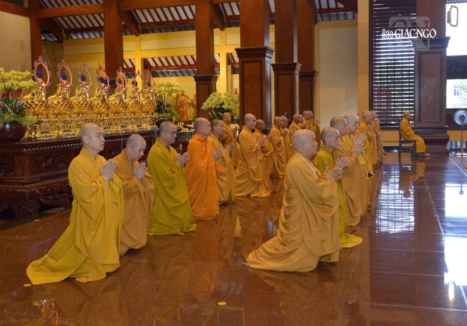 Bố-tát là ngày định kỳ thuyết giới, cùng nhắc nhở nhau về giới pháp của hành giả xuất gia Bố-tát là ngày định kỳ thuyết giới, cùng nhắc nhở nhau về giới pháp của hành giả xuất gia