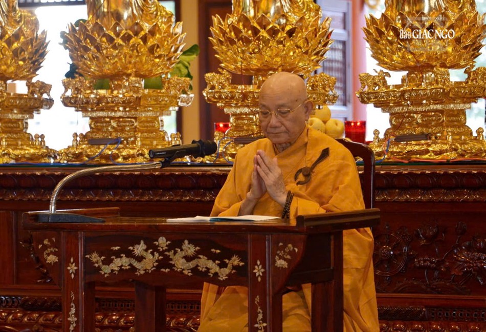 Trưởng lão Hòa thượng Thích Minh Thông, đại vị thuyết giới Tỳ-kheo, Bồ-tát giữa đại chúng Trưởng lão Hòa thượng Thích Minh Thông, đại vị thuyết giới Tỳ-kheo, Bồ-tát giữa đại chúng