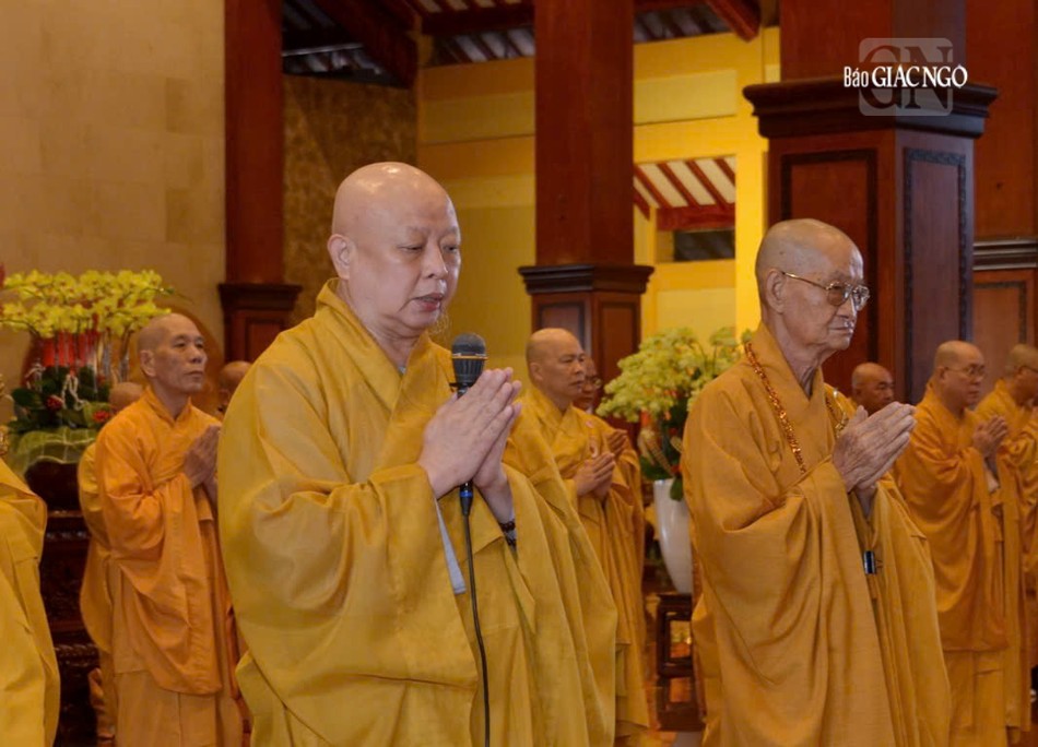 Hòa thượng Thích Lệ Trang dẫn lễ tại Lễ Bố-tát của chư Tăng Hòa thượng Thích Lệ Trang dẫn lễ tại Lễ Bố-tát của chư Tăng