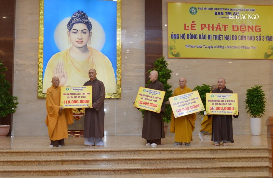 Chư tôn đức các ban chuyên môn trao bảng ủng hộ tại lễ phát động Chư tôn đức các ban chuyên môn trao bảng ủng hộ tại lễ phát động
