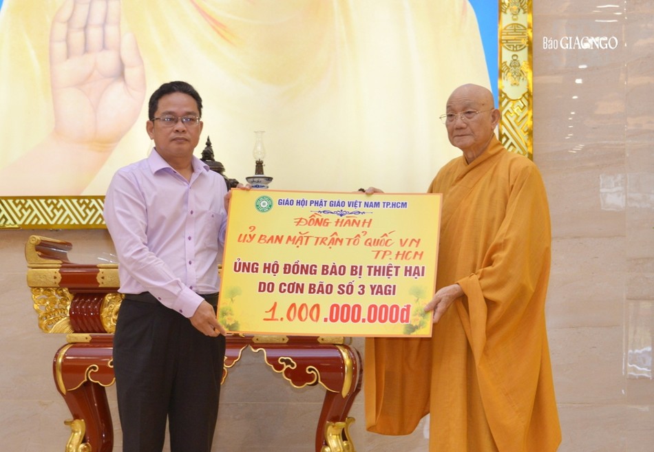 Trưởng lão Hòa thượng Thích Minh Thông thay mặt Hòa thượng Thích Lệ Trang trao 1 tỷ đồng ủng hộ (đợt 2) đến Ủy ban MTTQVN TP.HCM - ông Phạm Minh Tuấn, Phó Chủ tịch Ủy ban MTTQVN TP.HCM tiếp nhận Trưởng lão Hòa thượng Thích Minh Thông thay mặt Hòa thượng Thích Lệ Trang trao 1 tỷ đồng ủng hộ (đợt 2) đến Ủy ban MTTQVN TP.HCM - ông Phạm Minh Tuấn, Phó Chủ tịch Ủy ban MTTQVN TP.HCM tiếp nhận