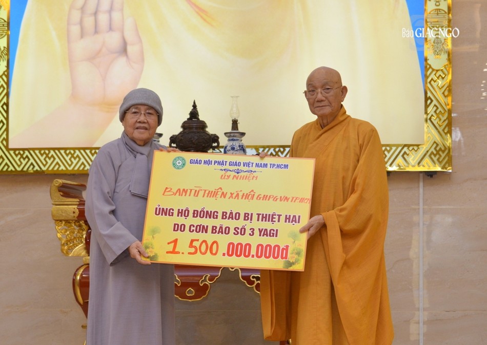 Trưởng lão Hòa thượng Thích Minh Thông thay mặt Hòa thượng Thích Lệ Trang trao 1,5 tỷ đồng ủy nhiệm Ban Từ thiện xã hội GHPGVN TP.HCM tổ chức trực tiếp đến hỗ trợ bà con vùng lũ miền Bắc (Ni trưởng Thích nữ Từ Nhẫn, Phó ban Từ thiện xã hội đại diện tiếp nhận) Trưởng lão Hòa thượng Thích Minh Thông thay mặt Hòa thượng Thích Lệ Trang trao 1,5 tỷ đồng ủy nhiệm Ban Từ thiện xã hội GHPGVN TP.HCM tổ chức trực tiếp đến hỗ trợ bà con vùng lũ miền Bắc (Ni trưởng Thích nữ Từ Nhẫn, Phó ban Từ thiện xã hội đại diện tiếp nhận)