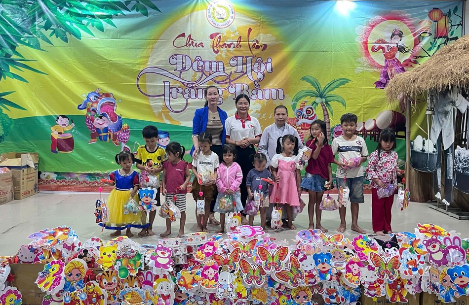 Các em thiếu nhi được vui Tết Trung thu tại chùa Thanh Lâm