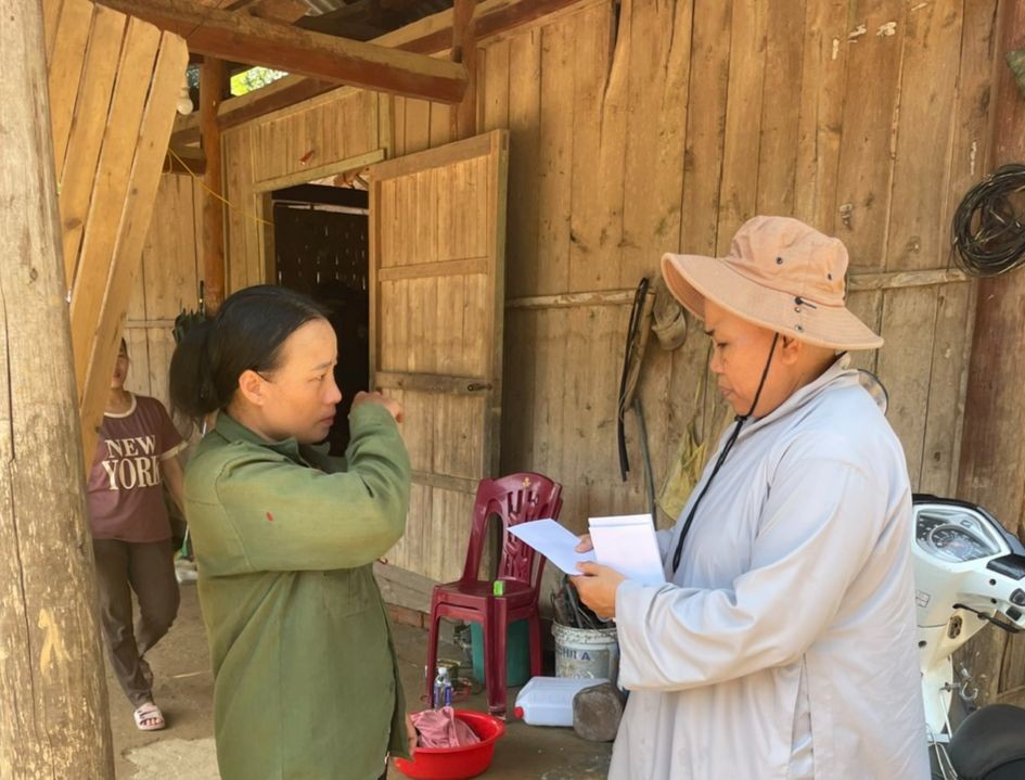 Ni sư Thích nữ Nguyên Xuân chia sẻ với gia đình sau bão lũ Ni sư Thích nữ Nguyên Xuân chia sẻ với gia đình sau bão lũ