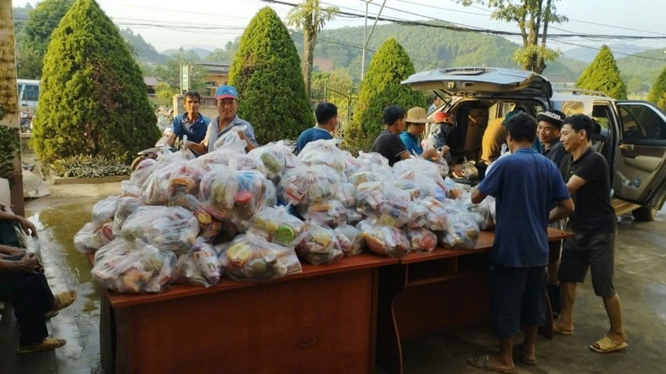 Quà được trao đến người dân xã Đào Thịnh, H.Trấn Yên