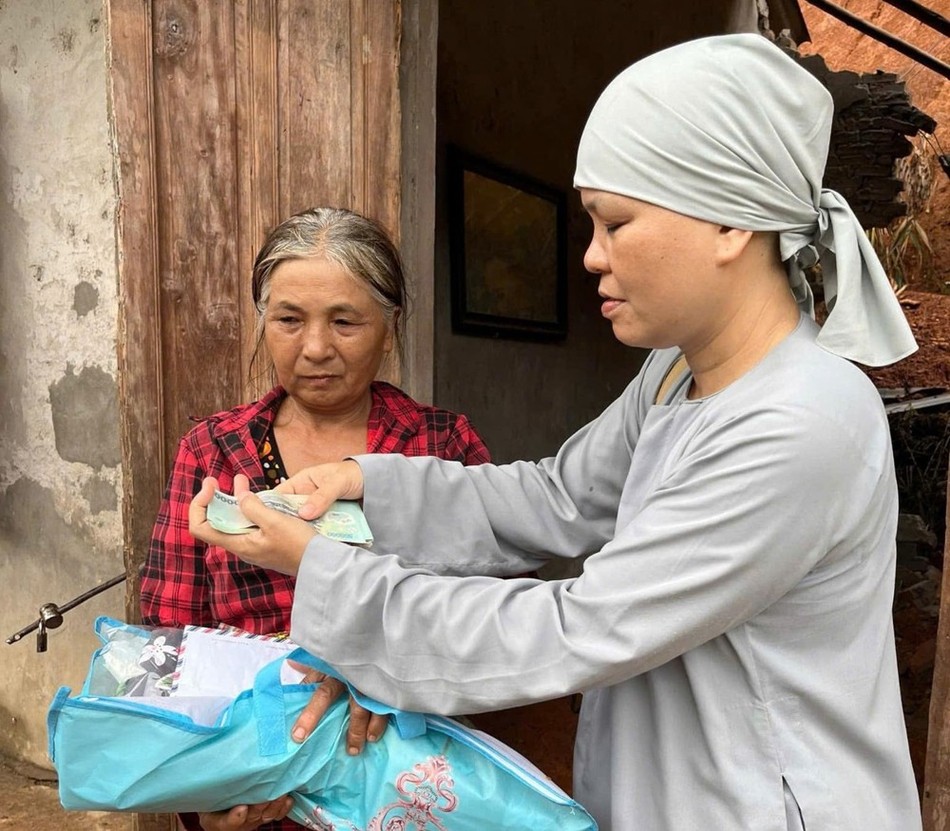 Trao quà và hỗ trợ gia đình bị ảnh hưởng nặng nề do bão số 3 Trao quà và hỗ trợ gia đình bị ảnh hưởng nặng nề do bão số 3