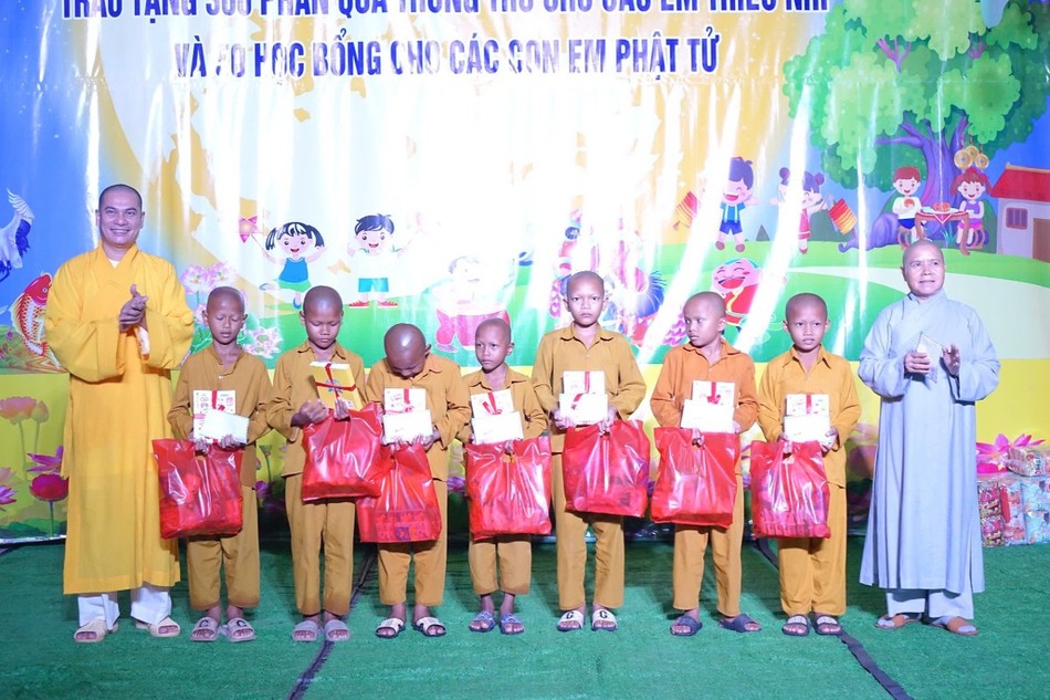 Trao quà, học bổng cho các học sinh người Khmer Trao quà, học bổng cho các học sinh người Khmer