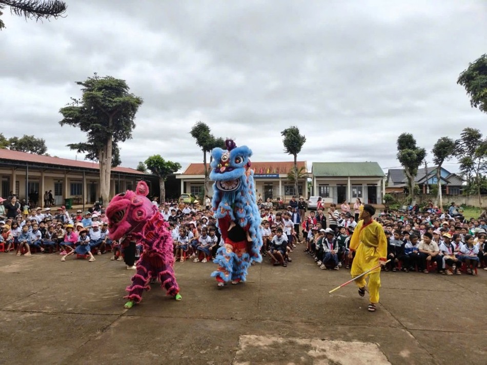 Múa lân sư rồng phục vụ học sinh Múa lân sư rồng phục vụ học sinh