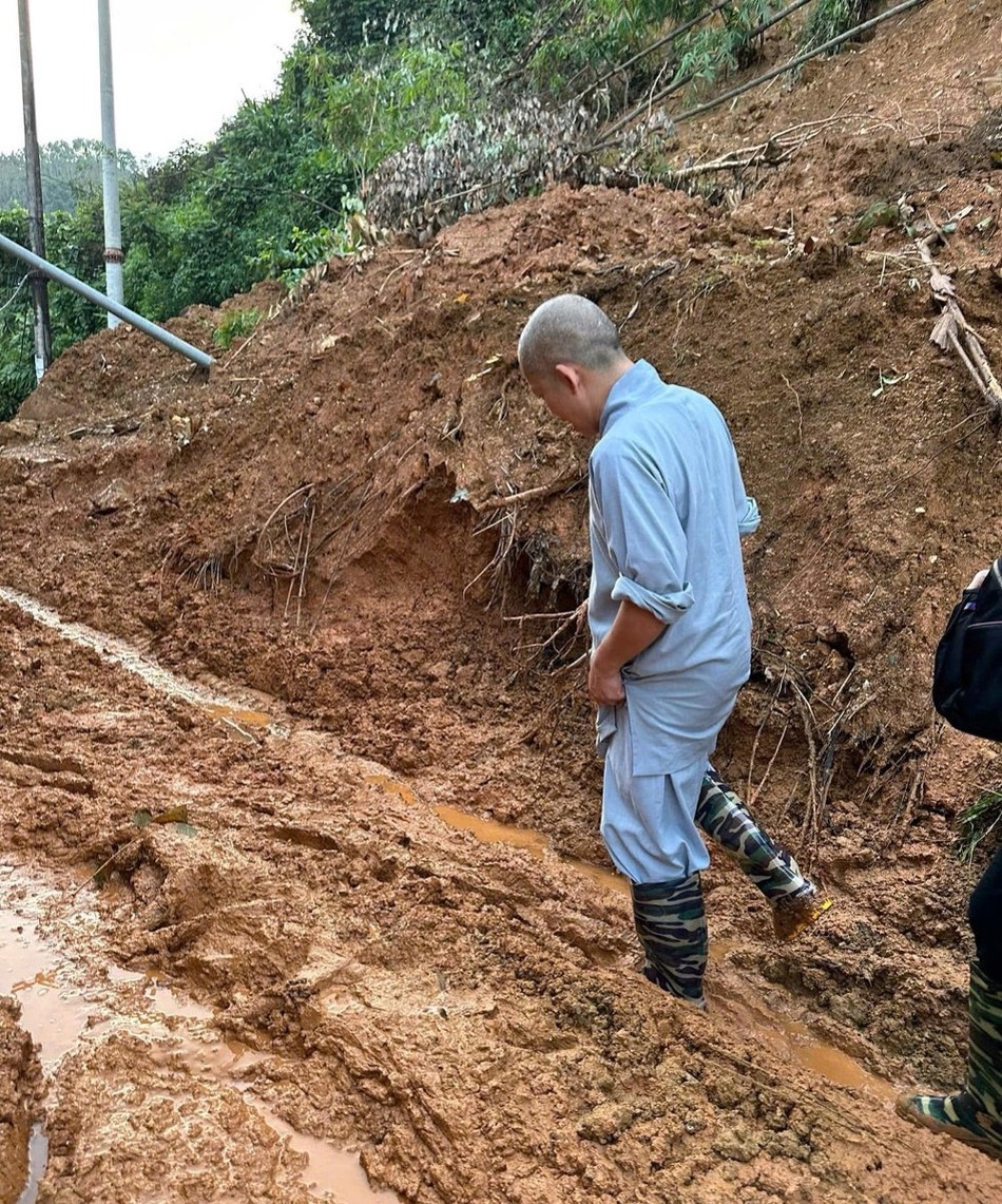Con đường bị sạt lở đất, nhiều nơi nước vẫn chưa rút hết Con đường bị sạt lở đất, nhiều nơi nước vẫn chưa rút hết