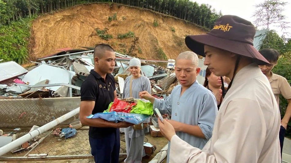 Nhiều ngôi nhà bị sập còn ngổn ngang Nhiều ngôi nhà bị sập còn ngổn ngang