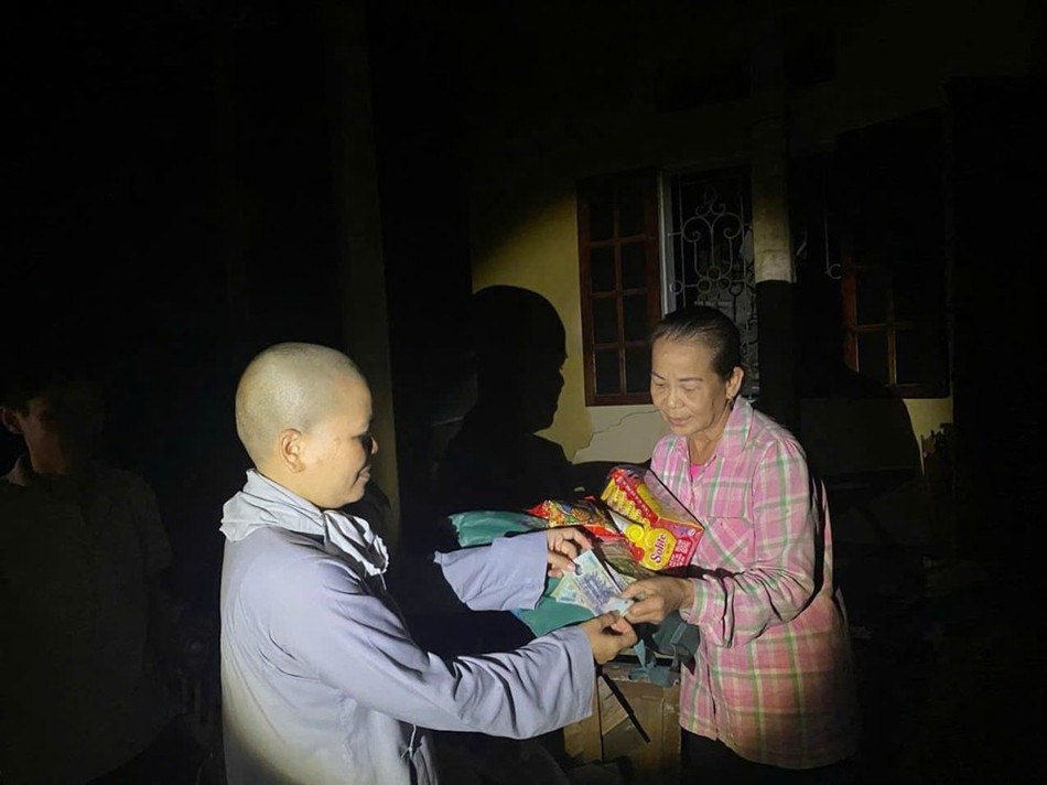 Tại các nơi, đại diện đoàn thăm hỏi sức khỏe và động viên bà con cố gắng vượt qua khó khăn, sớm ổn định cuộc sống Tại các nơi, đại diện đoàn thăm hỏi sức khỏe và động viên bà con cố gắng vượt qua khó khăn, sớm ổn định cuộc sống