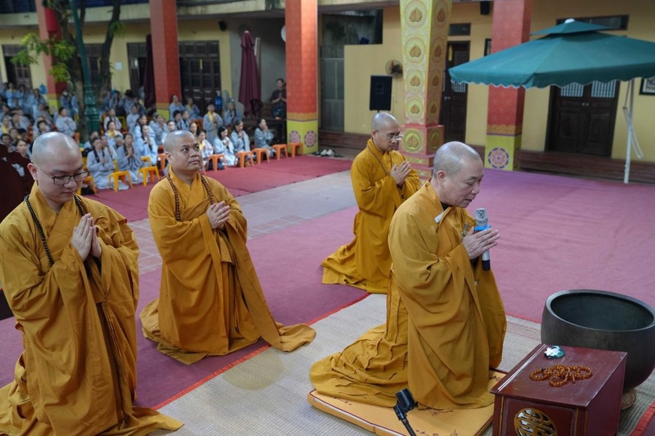Hòa thượng Thích Bảo Nghiêm và chư Tăng đảnh lễ Tam bảo Hòa thượng Thích Bảo Nghiêm và chư Tăng đảnh lễ Tam bảo