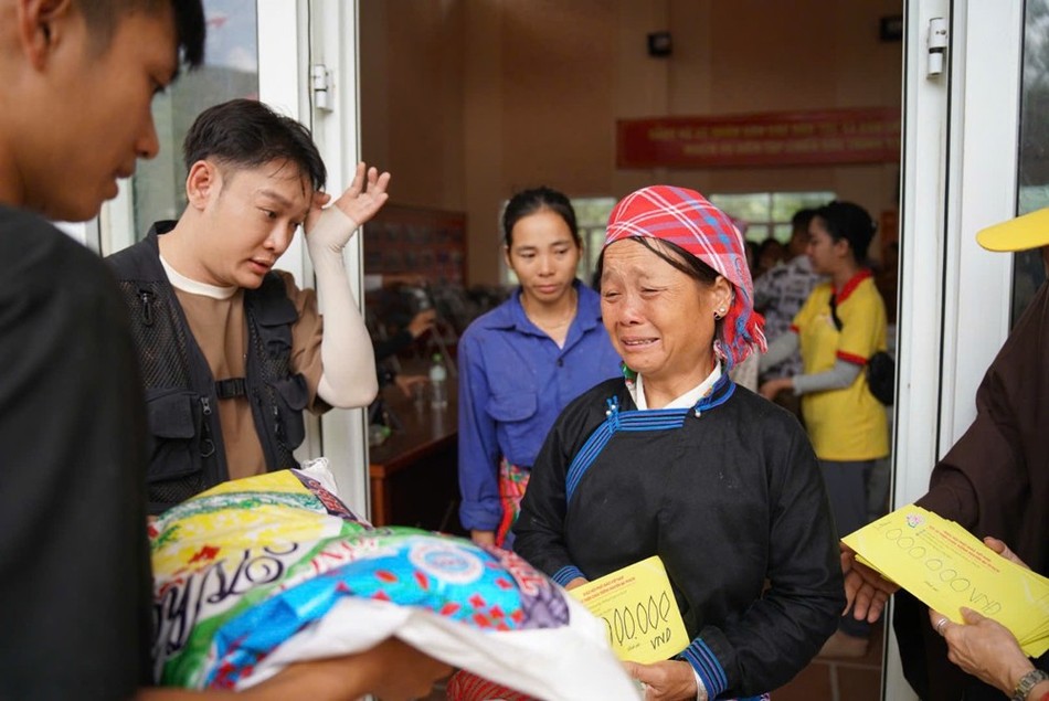 Nhiều gia đình xúc động khi nhận quà của đoàn chùa Tường Nguyên - Ảnh: T.N Nhiều gia đình xúc động khi nhận quà của đoàn chùa Tường Nguyên - Ảnh: T.N