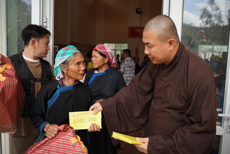 Đại đức Thích Minh Phú trao quà tại chùa Tường Nguyên Đại đức Thích Minh Phú trao quà tại chùa Tường Nguyên