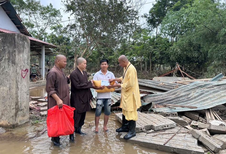 Đoàn từ thiện chia sẻ với gia đình khó khăn tỉnh Yên Bái sau bão lũ, nhiều căn nhà bị sập và nước chưa rút hết Đoàn từ thiện chia sẻ với gia đình khó khăn tỉnh Yên Bái sau bão lũ, nhiều căn nhà bị sập và nước chưa rút hết