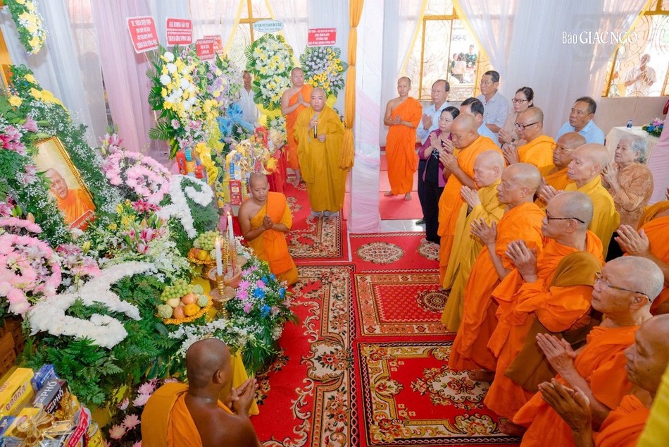 Cùng chư tôn đức hệ phái Nam tông Khmer thành kính tưởng niệm Cùng chư tôn đức hệ phái Nam tông Khmer thành kính tưởng niệm