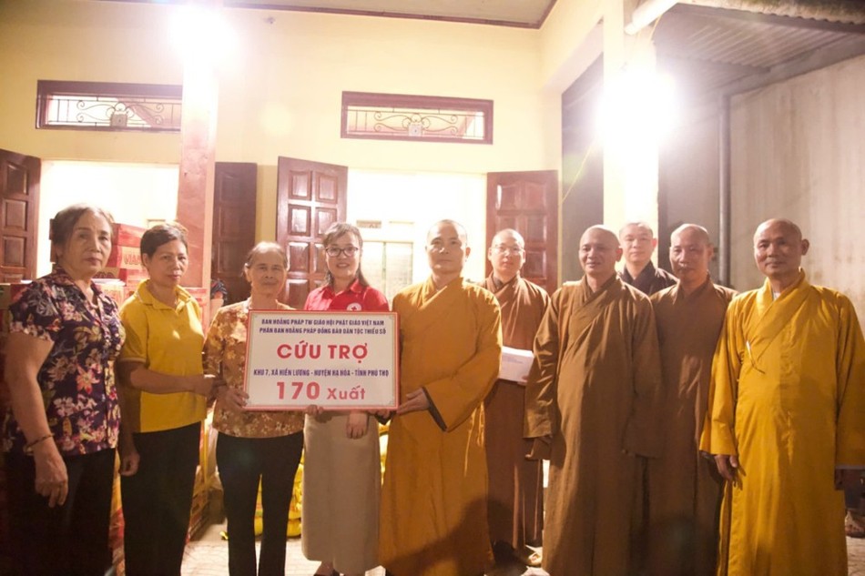 Đoàn trao quà tại xã Hiền Lương Đoàn trao quà tại xã Hiền Lương