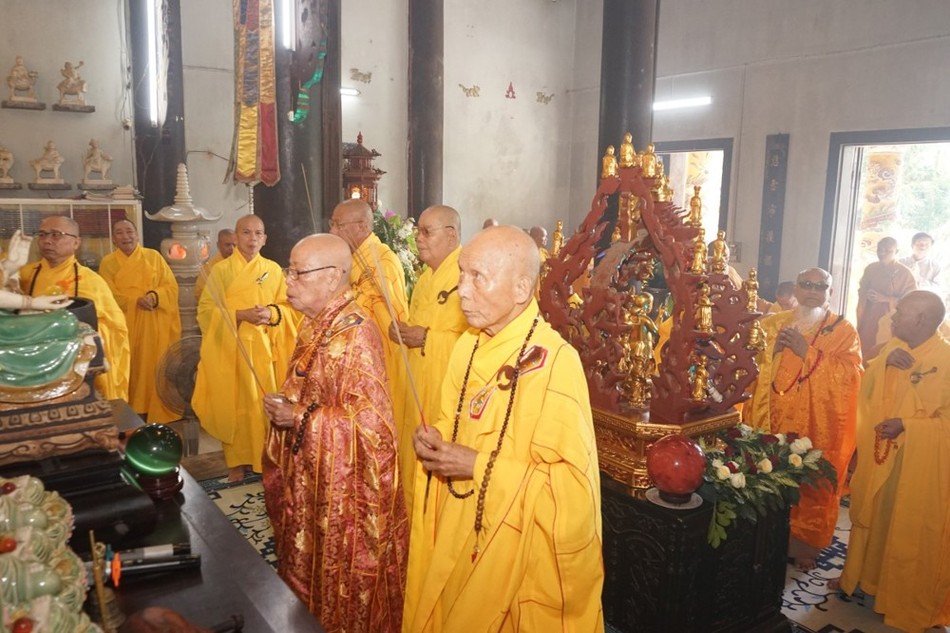 Chư tôn giáo phẩm thắp hương tưởng niệm Hòa thượng Thích Thiện Nguyện Chư tôn giáo phẩm thắp hương tưởng niệm Hòa thượng Thích Thiện Nguyện