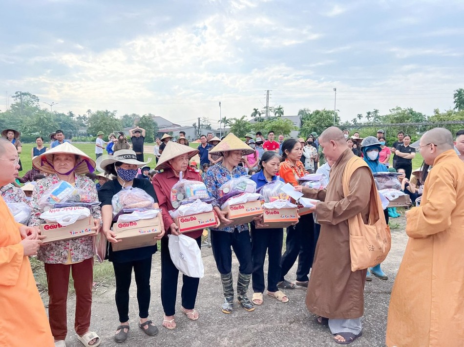 Đại đức Thích Thiện Triều trao quà đến những hộ bị ảnh hưởng nặng nề bởi bão số 3 Đại đức Thích Thiện Triều trao quà đến những hộ bị ảnh hưởng nặng nề bởi bão số 3