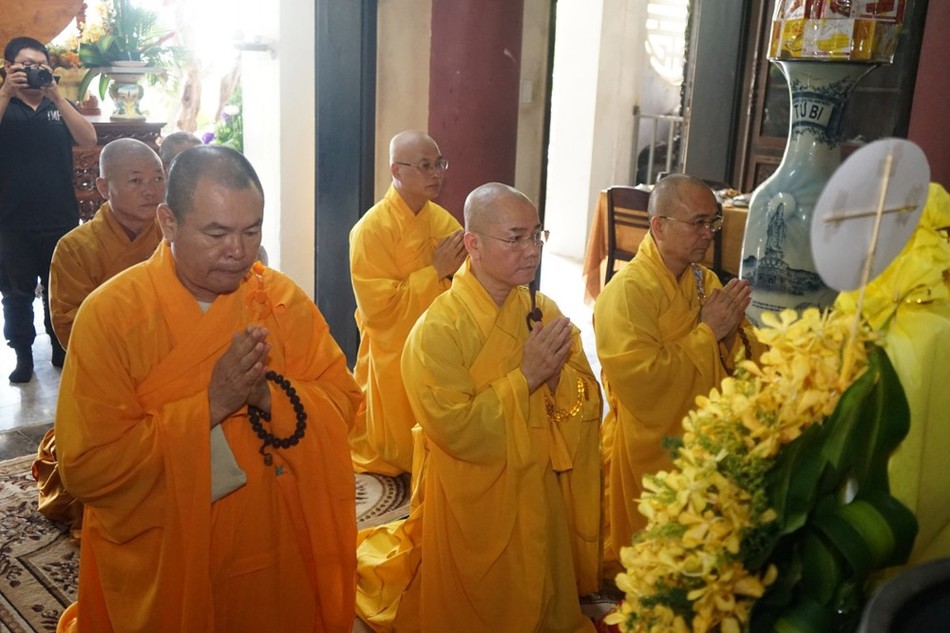 Đại diện môn đồ pháp quyến thành kính tưởng niệm Đại diện môn đồ pháp quyến thành kính tưởng niệm