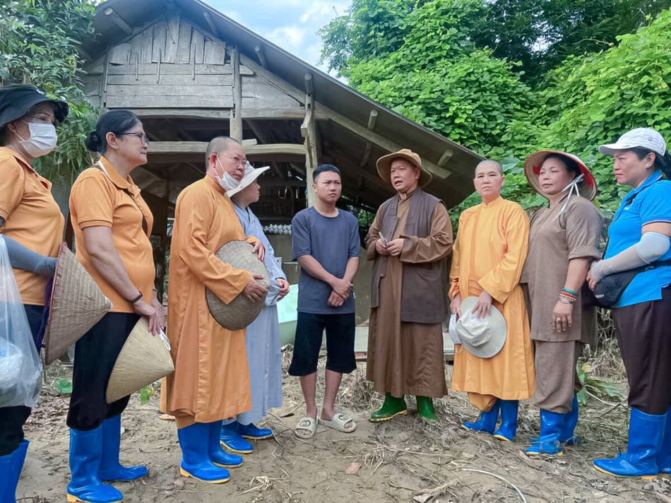 Thăm hỏi bà con địa phương tỉnh Lào Cai Thăm hỏi bà con địa phương tỉnh Lào Cai
