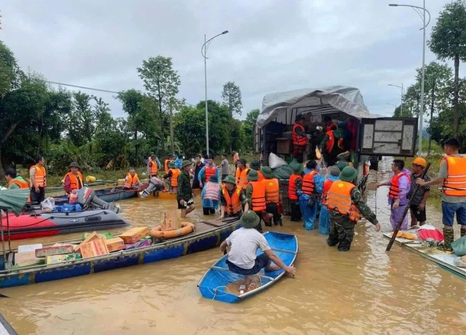 Xuống hàng cứu trợ, nhiều vùng ở tỉnh Yên Bái nước lũ vẫn chưa rút Xuống hàng cứu trợ, nhiều vùng ở tỉnh Yên Bái nước lũ vẫn chưa rút