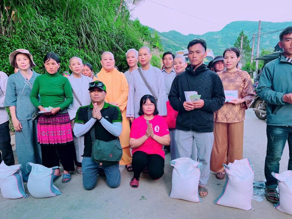 Phân ban Ni giới tỉnh Trà Vinh thực hiện chuyến thăm, tặng quà tại tỉnh Lào Cai (lần 2) Phân ban Ni giới tỉnh Trà Vinh thực hiện chuyến thăm, tặng quà tại tỉnh Lào Cai (lần 2)