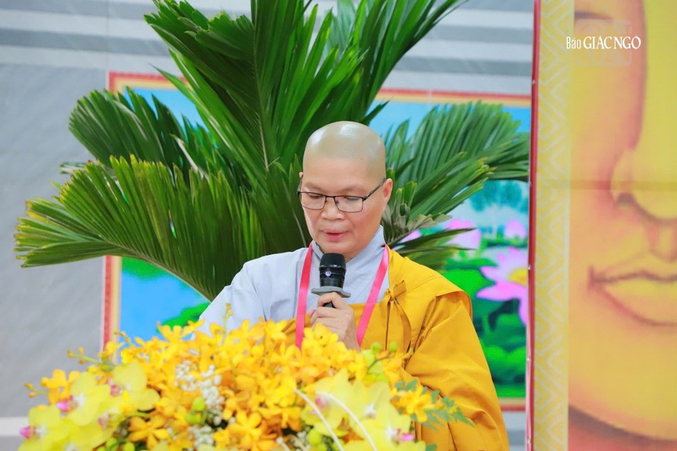 Ni sư Thích nữ Huệ Đức báo cáo công tác tổ chức khóa bồi dưỡng