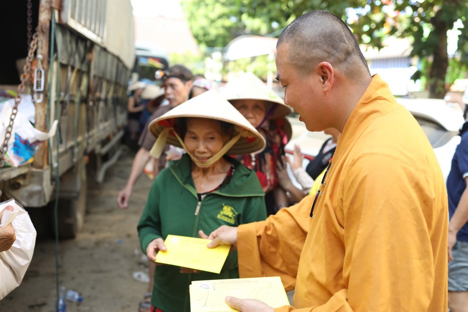 Đại đức Thích Minh Phú trao quà đến các hộ bị ảnh hưởng nặng nề bởi bão số 3 tại tỉnh Yên Bái Đại đức Thích Minh Phú trao quà đến các hộ bị ảnh hưởng nặng nề bởi bão số 3 tại tỉnh Yên Bái