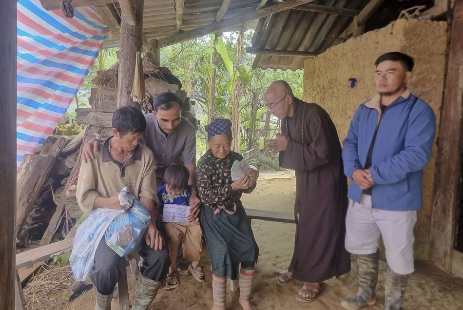 Thượng tọa Thích Vĩnh Phúc thăm các gia đình sau bão số 3 Thượng tọa Thích Vĩnh Phúc thăm các gia đình sau bão số 3