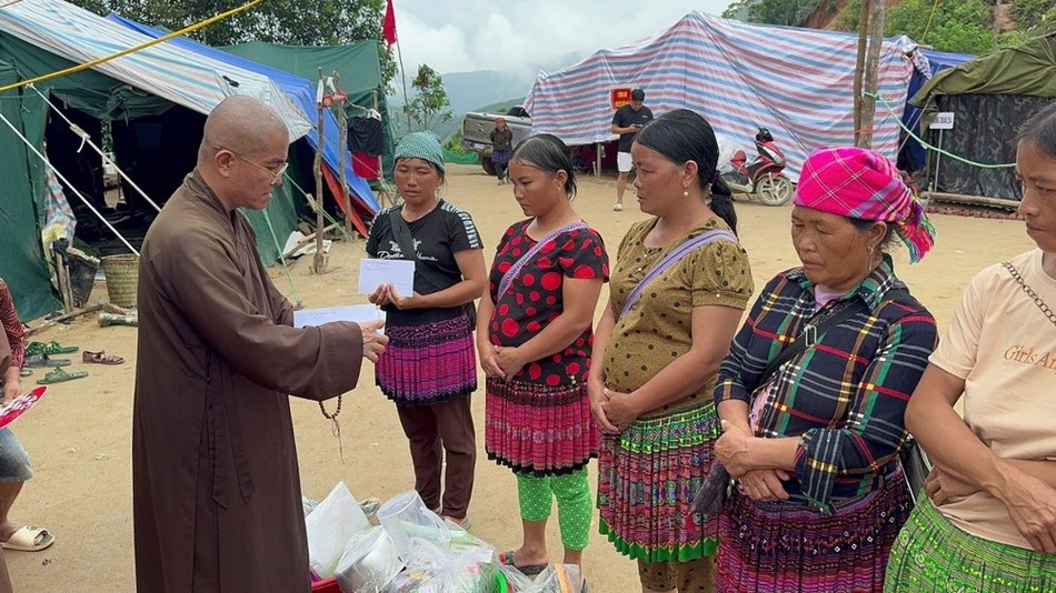 Trao quà đến những gia đình người dân tộc tại địa phương Trao quà đến những gia đình người dân tộc tại địa phương