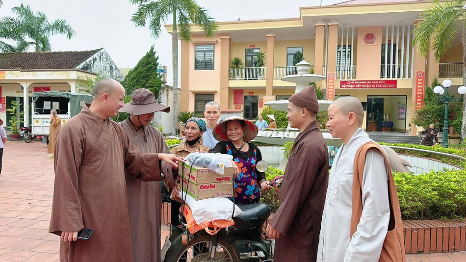 Trao quà đến người dân ảnh hưởng bởi bão lũ số 3 Trao quà đến người dân ảnh hưởng bởi bão lũ số 3