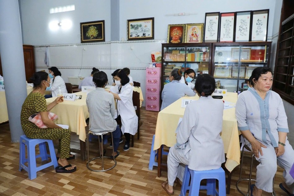 Bệnh nhân nghèo được khám bệnh, tư vấn, tặng thuốc miễn phí Bệnh nhân nghèo được khám bệnh, tư vấn, tặng thuốc miễn phí