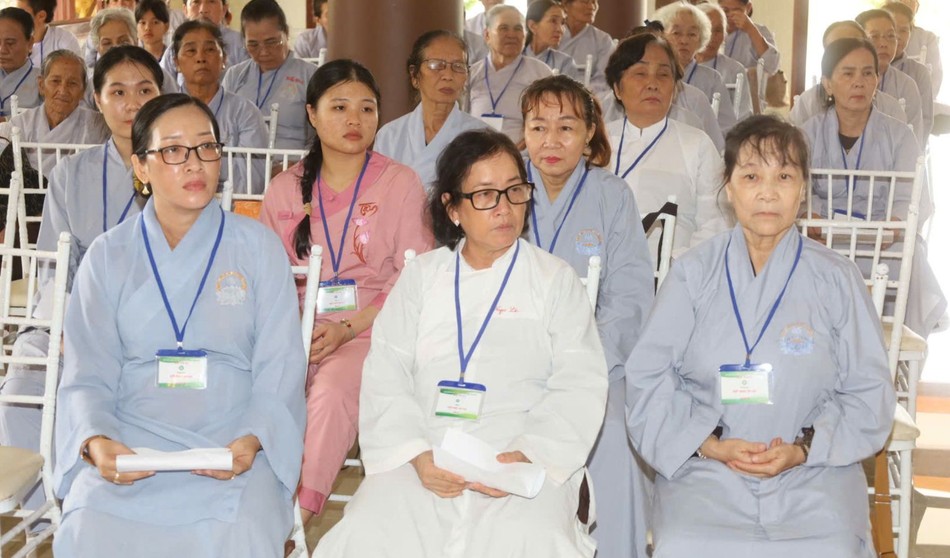 Tu sinh lắng nghe lời đạo từ và lời khuyến tấn tu tập Tu sinh lắng nghe lời đạo từ và lời khuyến tấn tu tập