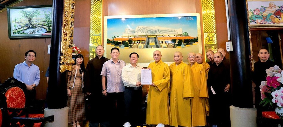 Ông Trần Đức Thịnh trao văn bản chấp thuận của UBND về việc thành lập tổ chức tôn giáo trực thuộc - Ban Quản trị Tổ đình Hội Khánh