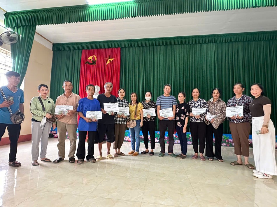 Đoàn trao quà hỗ trợ các gia đình bị thiệt hại nặng nề về tài sản và hoa màu do bão lũ Đoàn trao quà hỗ trợ các gia đình bị thiệt hại nặng nề về tài sản và hoa màu do bão lũ