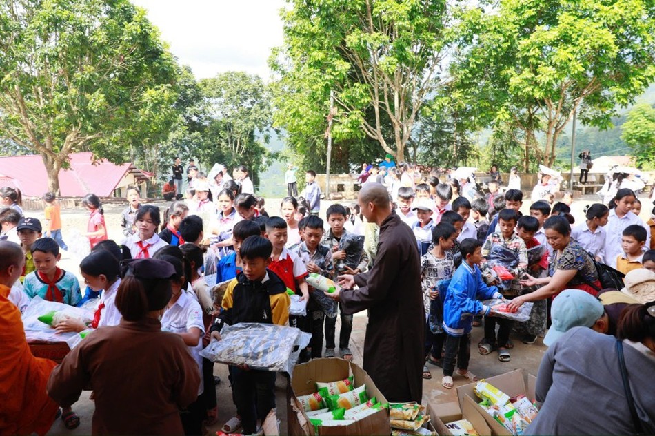 Đoàn trao quà đến học sinh