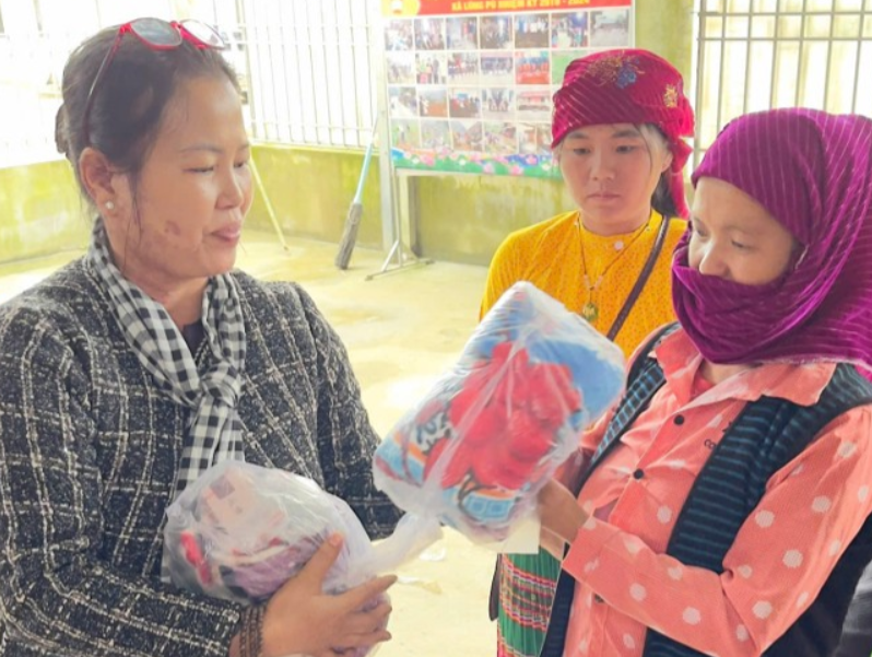 Bà con đang sinh sống tại xã Lũng Pù, H.Mèo Vạc nhận quà của đoàn Bà con đang sinh sống tại xã Lũng Pù, H.Mèo Vạc nhận quà của đoàn