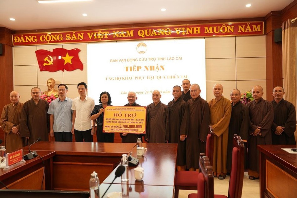 Đoàn từ thiện trao bảng ủng hộ tại Ủy ban MTTQVN tỉnh Lào Cai Đoàn từ thiện trao bảng ủng hộ tại Ủy ban MTTQVN tỉnh Lào Cai