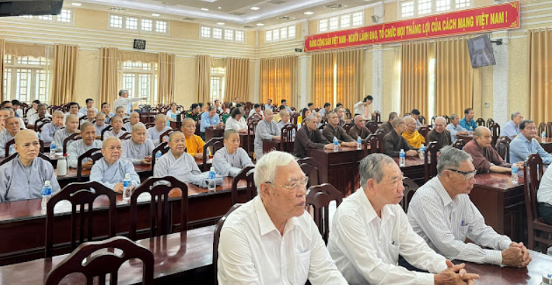 Các chức sắc, chức việc, nhà tu hành của các tôn giáo đã được các báo cáo viên khái quát về tình hình tín ngưỡng, tôn giáo ở Việt Nam Các chức sắc, chức việc, nhà tu hành của các tôn giáo đã được các báo cáo viên khái quát về tình hình tín ngưỡng, tôn giáo ở Việt Nam