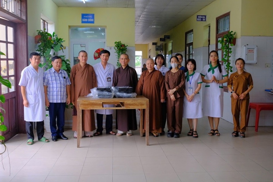 Ban Hoằng pháp Phật giáo tỉnh kết hợp với Ban Trị sự Phật giáo 8 huyện thị xã thành phố trên địa bàn tỉnh, thường xuyên đến các bệnh viện để chia sẻ Phật pháp và trao tặng những suất ăn đến bà con bệnh nhân Ban Hoằng pháp Phật giáo tỉnh kết hợp với Ban Trị sự Phật giáo 8 huyện thị xã thành phố trên địa bàn tỉnh, thường xuyên đến các bệnh viện để chia sẻ Phật pháp và trao tặng những suất ăn đến bà con bệnh nhân