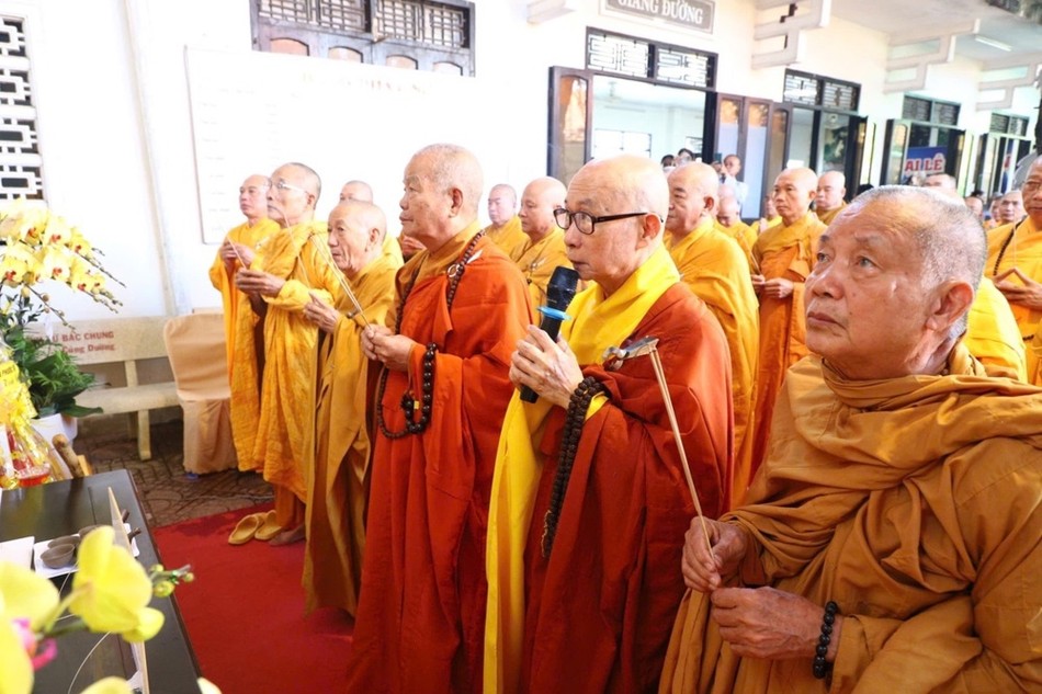 Chư tôn giáo phẩm thắp nén tâm hương tưởng niệm Giác linh Hòa thượng Thích Trí Viên Chư tôn giáo phẩm thắp nén tâm hương tưởng niệm Giác linh Hòa thượng Thích Trí Viên