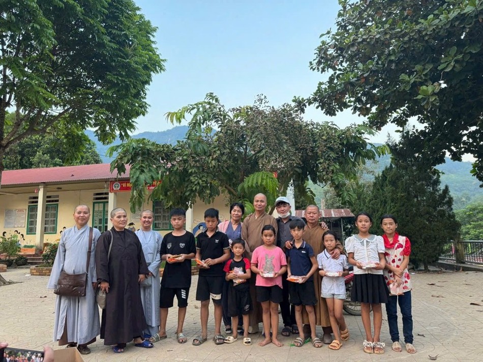 Đoàn trao quà cho các em học sinh tại Trường bán trú Sapa Đoàn trao quà cho các em học sinh tại Trường bán trú Sapa