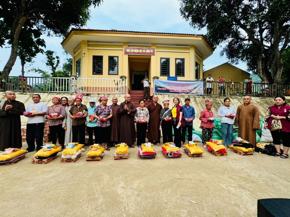 Đoàn trao quà đến bà con bị ảnh hưởng bởi bão số 3, tại H.Bát Xát, tỉnh Lào Cai Đoàn trao quà đến bà con bị ảnh hưởng bởi bão số 3, tại H.Bát Xát, tỉnh Lào Cai