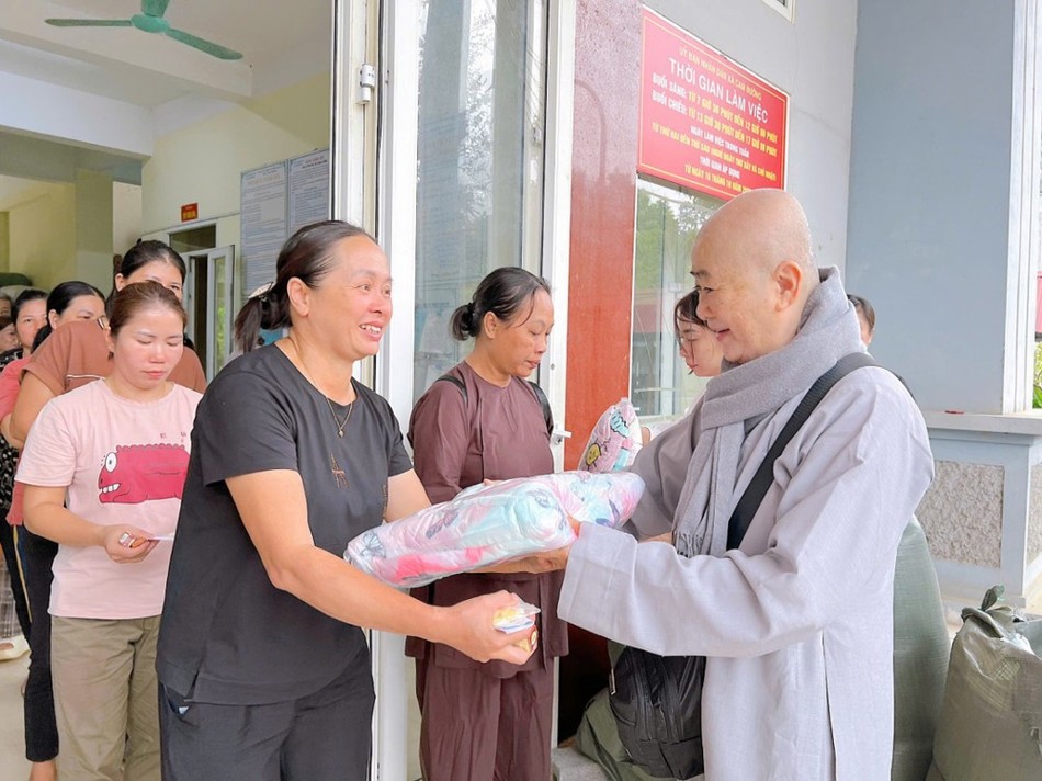 Ni trưởng Thích nữ Diệu Ngộ trao quà đến người dân TP.Lào Cai Ni trưởng Thích nữ Diệu Ngộ trao quà đến người dân TP.Lào Cai