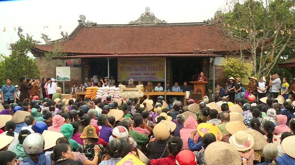 Bà con đến nhận quà của đoàn Bà con đến nhận quà của đoàn