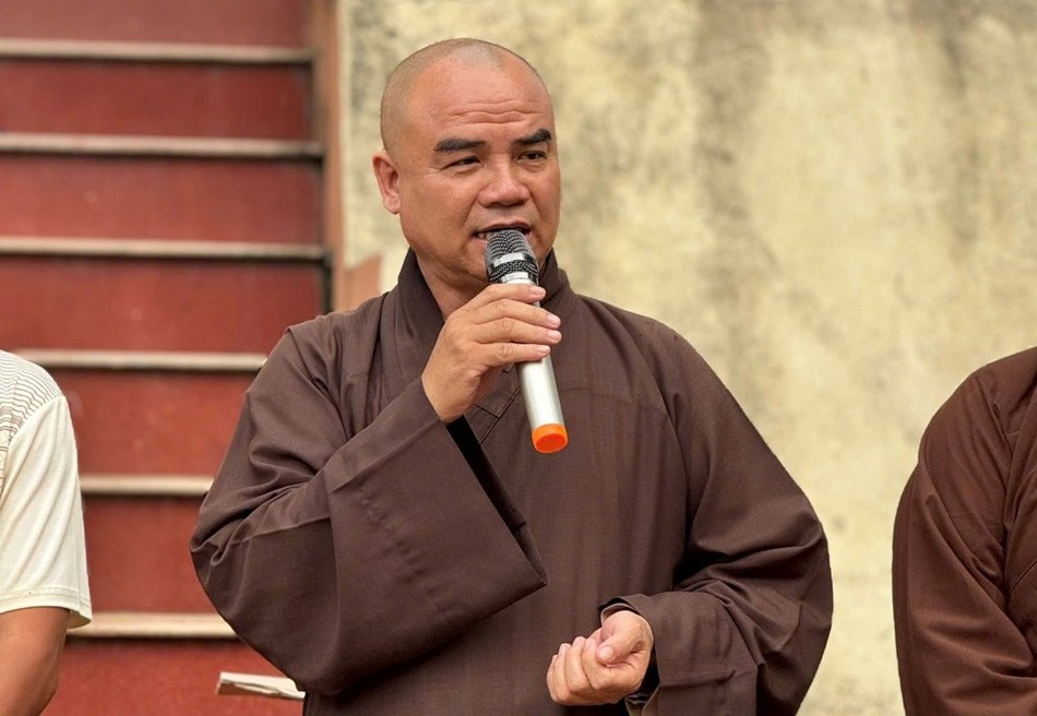 Thượng tọa Thích Tĩnh Triệt động viên bà con vượt qua khó khăn Thượng tọa Thích Tĩnh Triệt động viên bà con vượt qua khó khăn