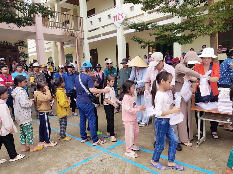 Ban Từ thiện thiền viện Vạn Hạnh trao quà cho học sinh khó khăn tại huyện vùng núi Nam Trà My Ban Từ thiện thiền viện Vạn Hạnh trao quà cho học sinh khó khăn tại huyện vùng núi Nam Trà My